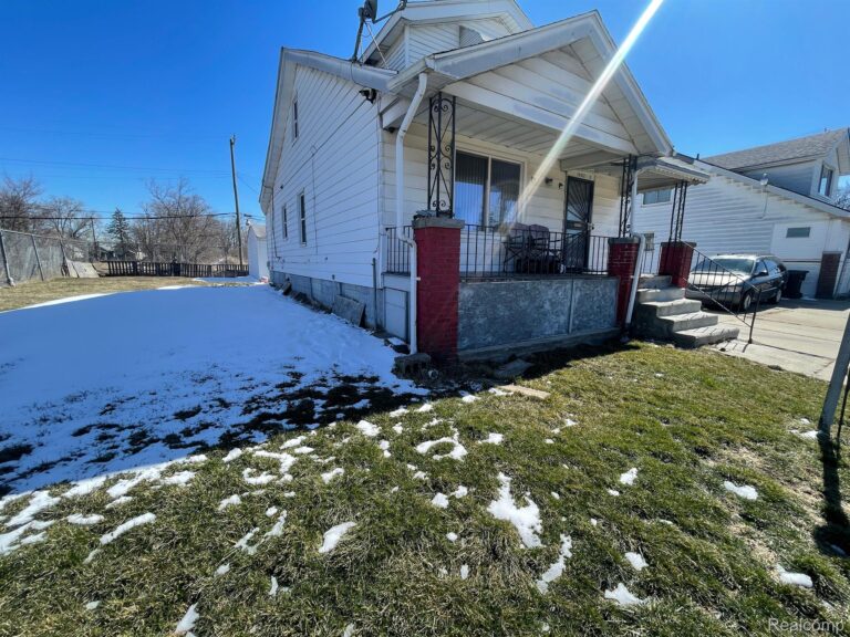 19312 Danbury St