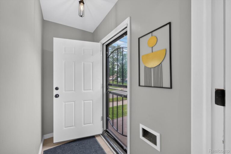 19391 Sussex Street – 48235